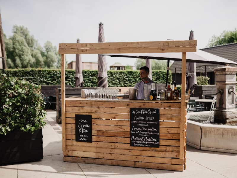 Sfeerfoto van een houten bar met beschreven borden
