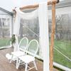 Kastanje houten backdrop huren met wit doek