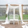 Kastanje houten backdrop huren met wit doek