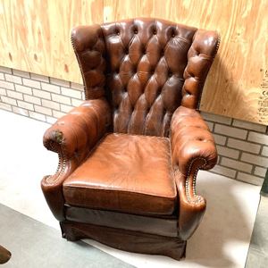 Grote bruine leren chesterfield stoel