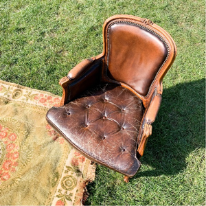 kassa Monarchie microscoop Leren vintage fauteuil huren - Brisked Styled Weddings