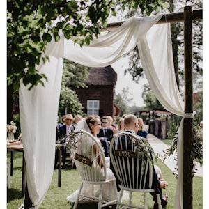 Backdrop donker - witte spijlenstoelen - set