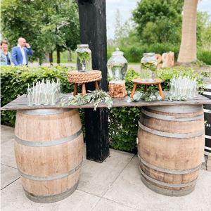 Wijnvaten met oude deur bar