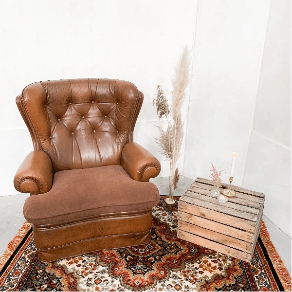 Voorzichtigheid Geplooid hoofd Leren fauteuil huren - Brisked Styled Weddings