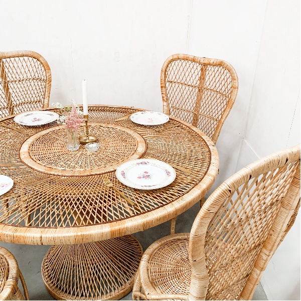 Rotan tafel stoelen huren Styled Weddings