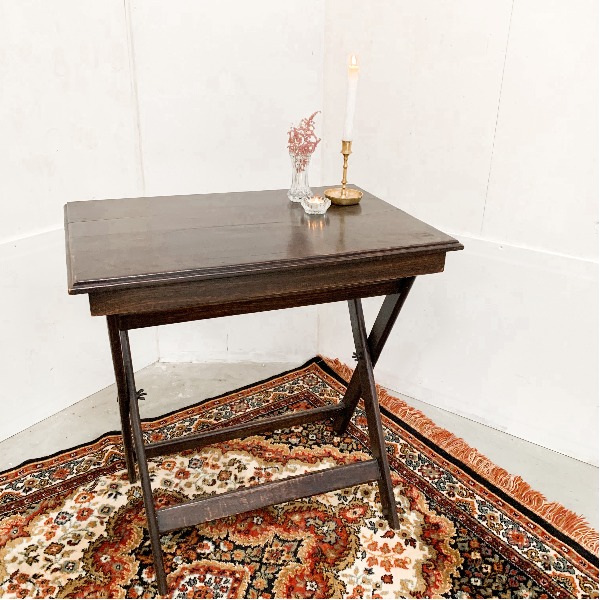 Donker houten klaptafel