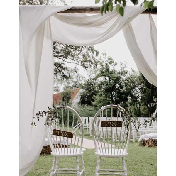 Backdrop donker - witte spijlenstoelen