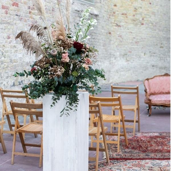 Hoge witte zuil huren bij Brisked