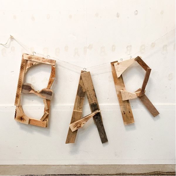 Te voet Concentratie toelage houten letters BAR huren - Brisked Styled Weddings