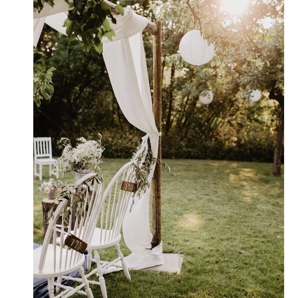Backdrop donker - witte spijlenstoelen Backdrop donker - witte spijlenstoelen