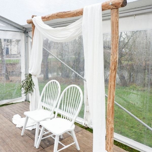 Kastanje houten backdrop huren met wit doek