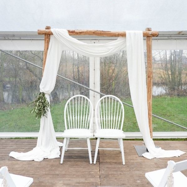 Kastanje houten backdrop huren met wit doek