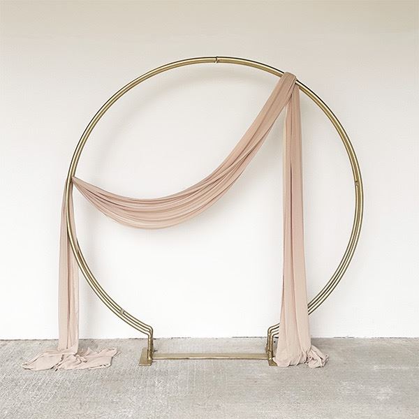 Backdrop rond goud + nude doek