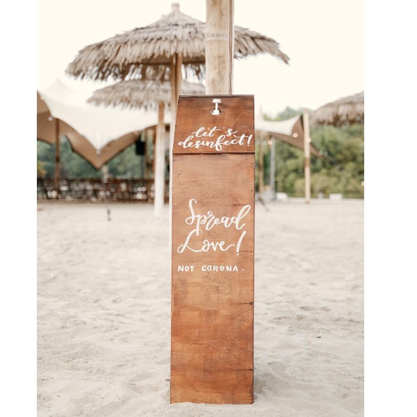 Desinfectie zuil - Spread love not Corona