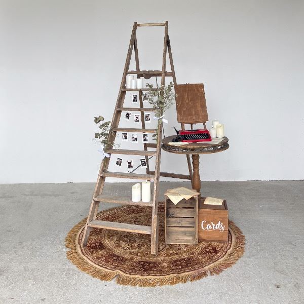 Decoratieve houten trap groot huren