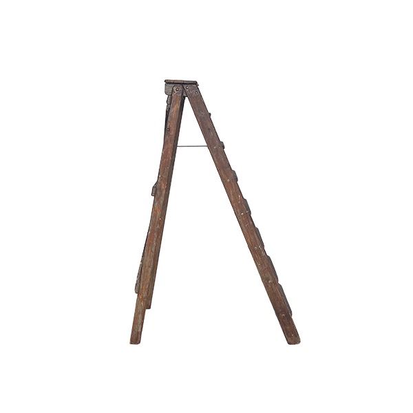 Decoratieve houten trap middel huren