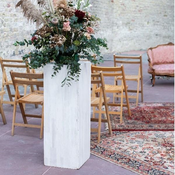 Hoge witte zuil huren bij Brisked